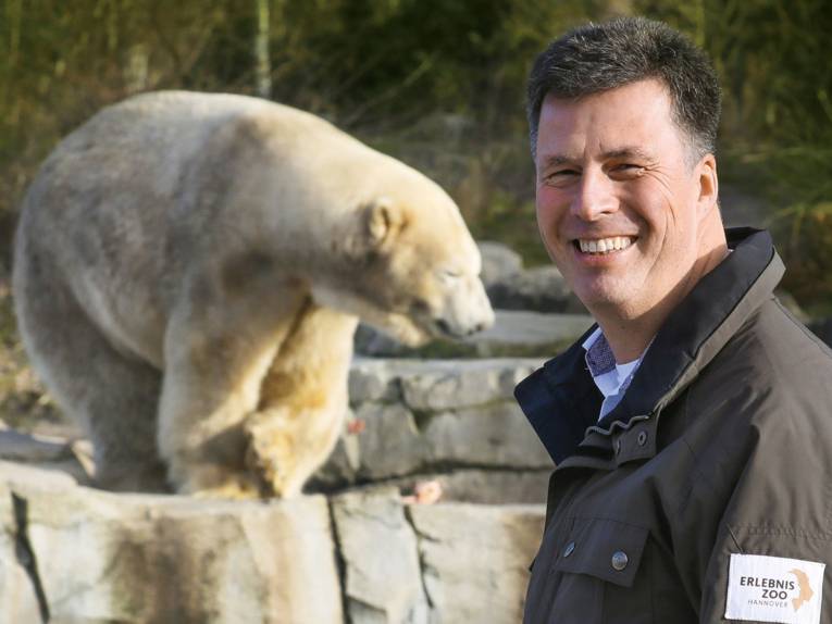 Der Zoodirektor, im Hintergrund ein Eisbär